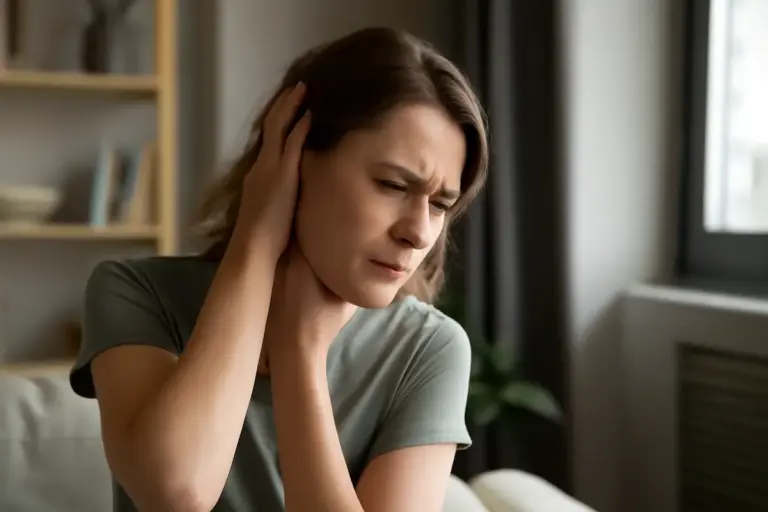Nausea e vertigini legate al collo: ciò che il corpo segnala prima della crisi